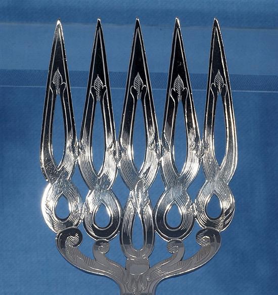 A cased set of early Victorian silver fish servers, knife 330mm.